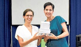 Anke Reiche (rechts) mit Rektorin Gloria Redmann und der Siegerpokal; Fotograf: Vincent Burger 